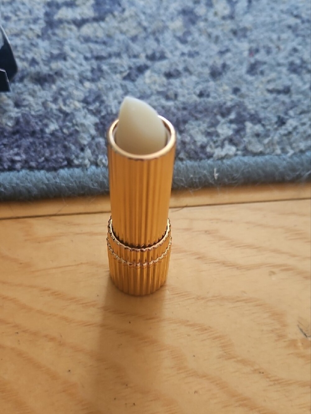 Estee Lauder Lip Conditioner - Navy and Gold Packaging - Picture 3 of 3